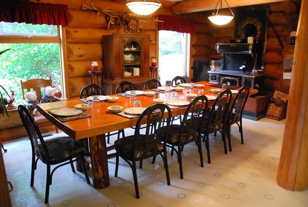 Kicking Horse Canyon Guest House Golden Eksteriør bilde