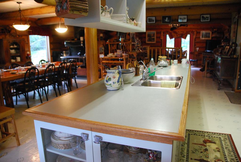 Kicking Horse Canyon Guest House Golden Eksteriør bilde