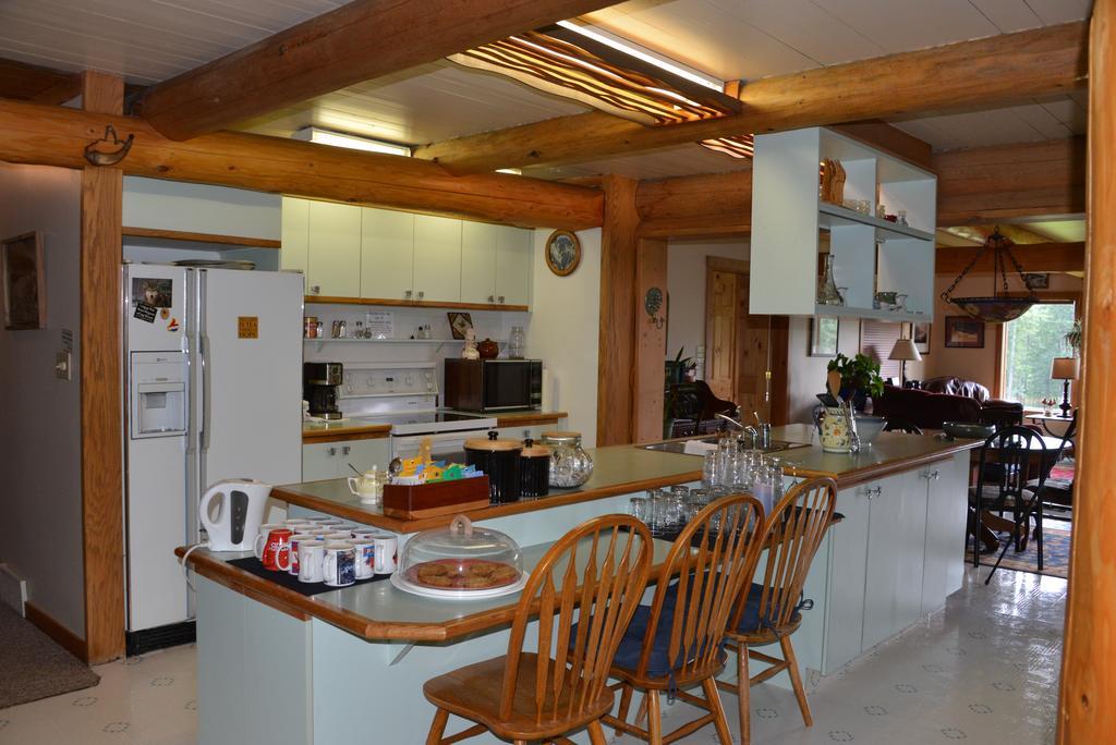 Kicking Horse Canyon Guest House Golden Eksteriør bilde