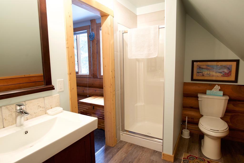 Kicking Horse Canyon Guest House Golden Eksteriør bilde