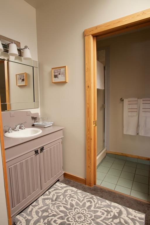 Kicking Horse Canyon Guest House Golden Eksteriør bilde